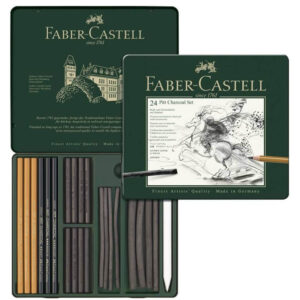Set ugljenskih olovaka Faber Castell u zelenoj kutiji sa različitim vrstama olovaka i štapića.