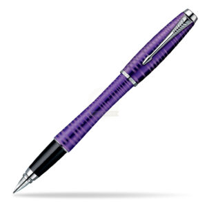 Ljubičasta hemijska olovka marke Parker sa srebrnim detaljima.