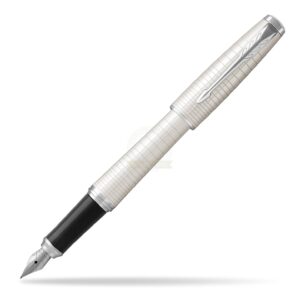 Natpis: Srebrna naliv-pero Parker sa uzorkom mreže i sjajnim detaljima.