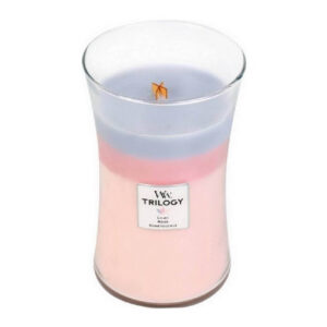 Staklena sveća brenda Woodwick sa tri sloja voska u nijansama lila