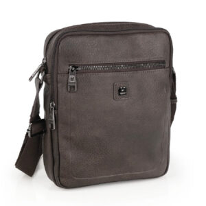 Torba Gabol tamno braon boje sa prednjim rajsferšlusom i podesivim kaišem.