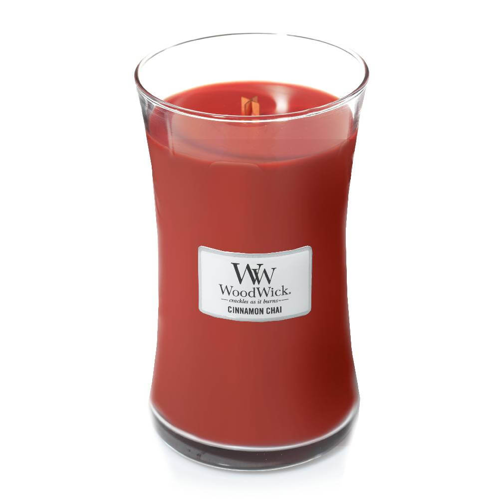 25345.1 Woodwick sveća crvene boje sa mirisom cimeta u staklenoj posudi.