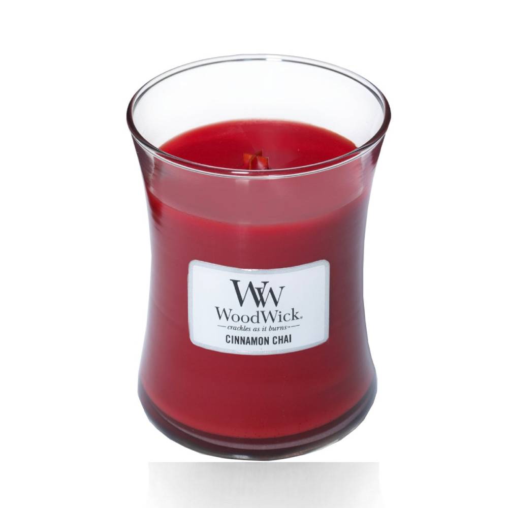 25351.1 Crvena sveća marke Woodwick sa mirisom cimet čaja
