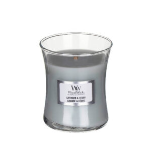 Siva sveća brenda Woodwick sa etiketom "Lavender & Cedar".