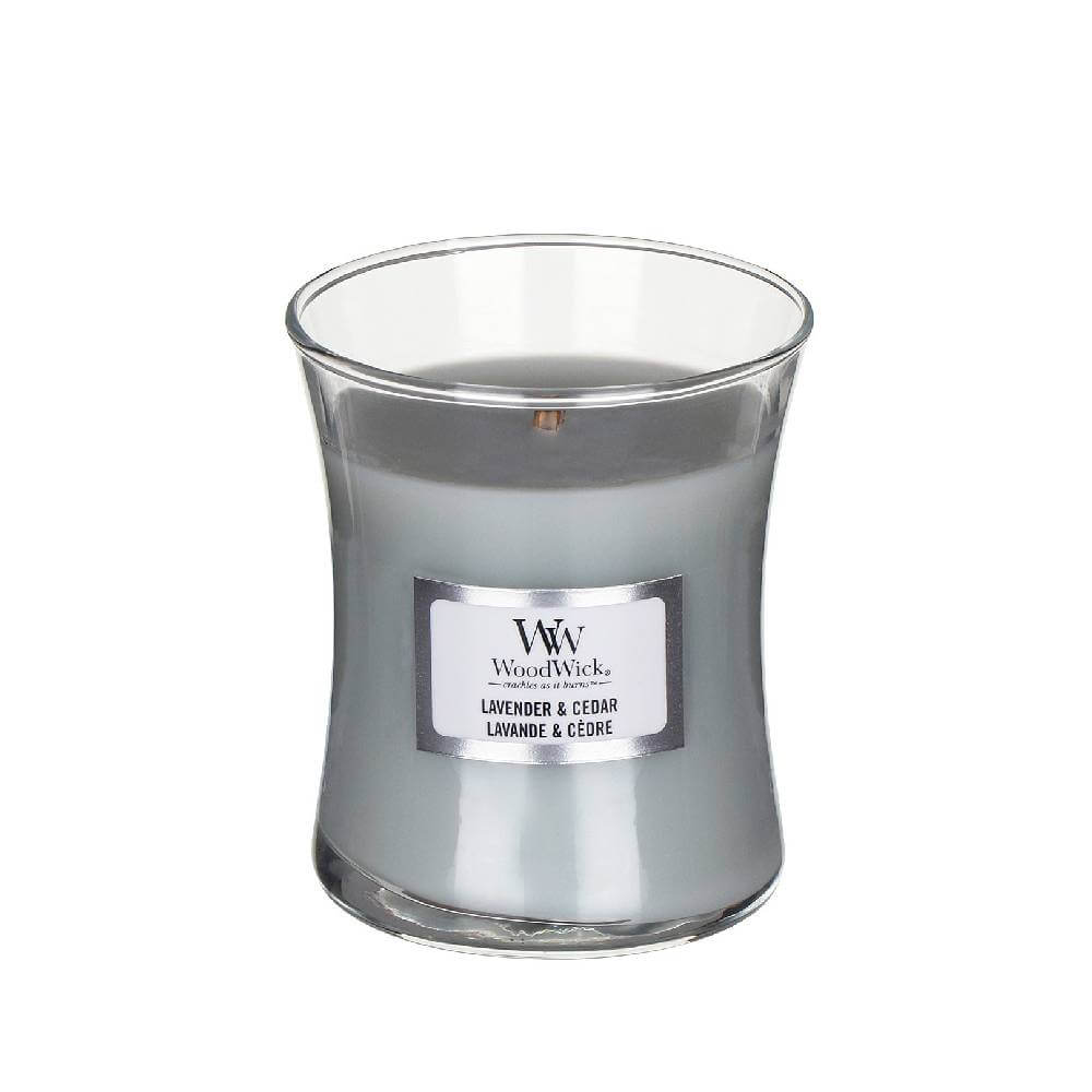 25354.1 Siva sveća brenda Woodwick sa etiketom "Lavender & Cedar".