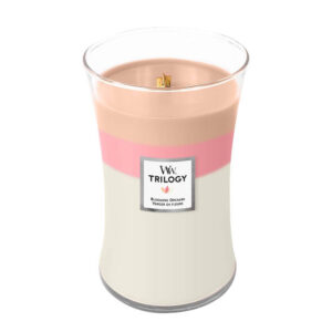 Sveća sa tri boje voska u providnoj staklenoj čaši