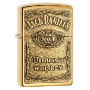 Zlatni Zippo upaljač sa ugraviranim logotipom Jack Daniel's i natpisom Tennessee Whiskey.