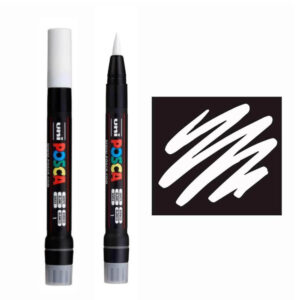 Crni Posca marker sa belim vrhom i uzorak belih linija na crnoj pozadini.