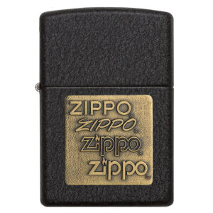 Crni Zippo upaljač sa zlatnim amblemom i natpisom brenda.