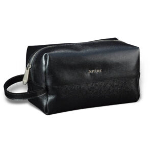 Crna kožna neseseri torba sa zatvaračem i reljefnim logom Princ Leather na strani.