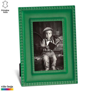 FOTO RAM OD KOŽE 17 Zeleni ram od prirodne kože Princ Leather sa crno-belim fotografijom dečaka koji drži knjigu.