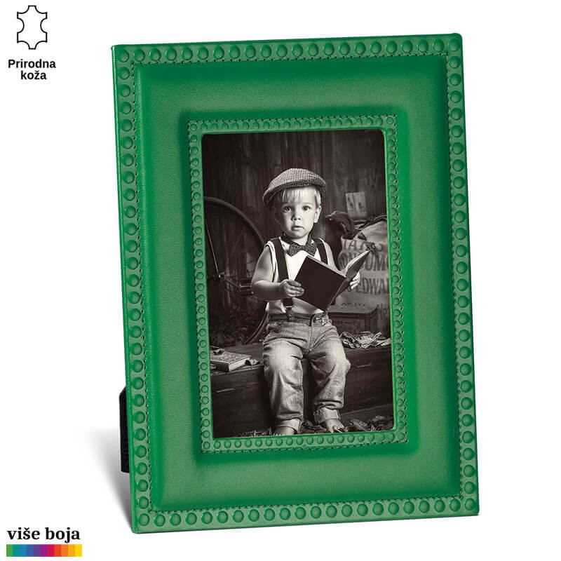 520-10-copy Zeleni ram od prirodne kože Princ Leather sa crno-belim fotografijom dečaka koji drži knjigu.