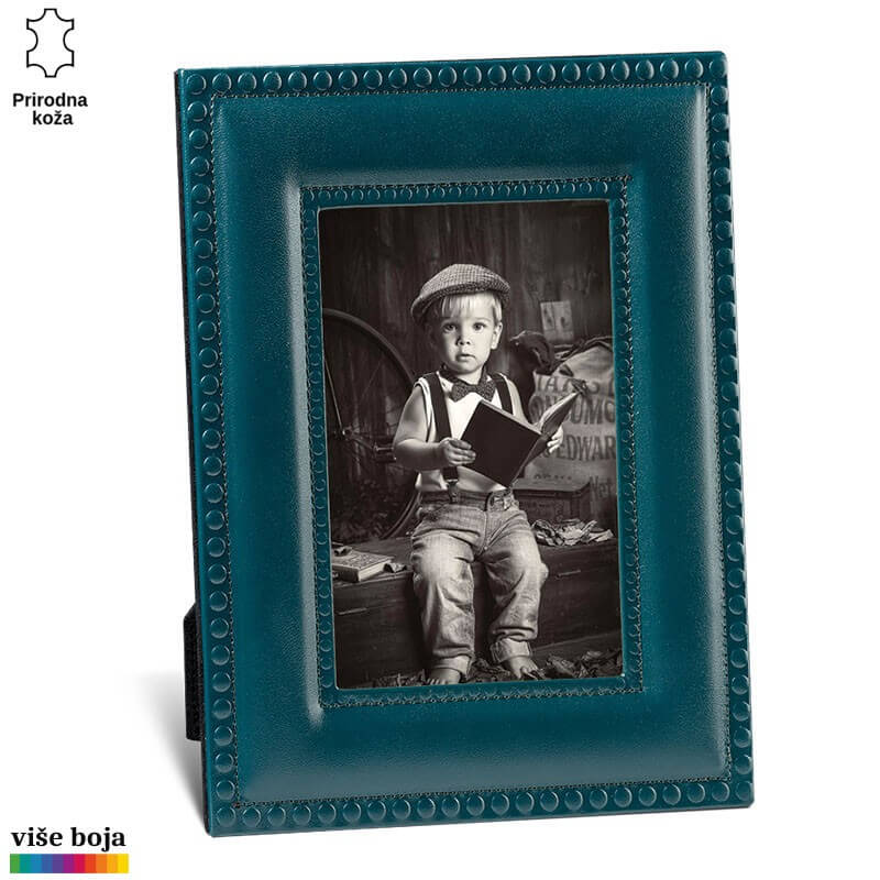 520-12-copy Plava kožna ram za slike marke Princ Leather sa crno-belim fotografijom dečaka koji drži knjigu