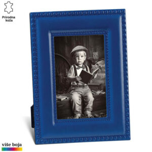 FOTO RAM OD KOŽE 12 Plavi kožni ram Princ Leather sa crno-belim dečjim portretom.