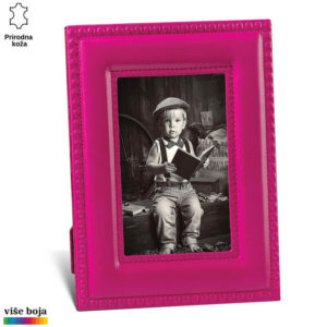 FOTO RAM OD KOŽE 13 Ružičasti kožni ram za slike Princ Leather sa crno-belim portretom dečaka.