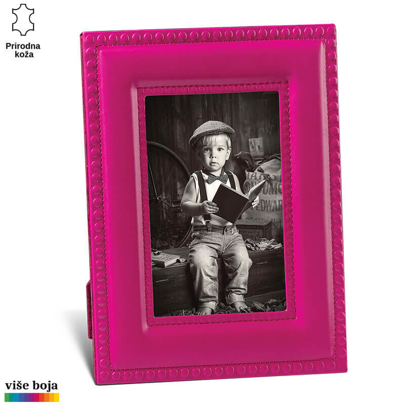 520-16-copy Ružičasti kožni ram za slike Princ Leather sa crno-belim portretom dečaka.
