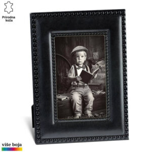 FOTO RAM OD KOŽE 7 Crni kožni ram za fotografije marke Princ Leather sa ugraviranim kružnim detaljima; unutra se nalazi crno-bela fotografija dečaka u retro odeći koji drži otvorenu knjigu.