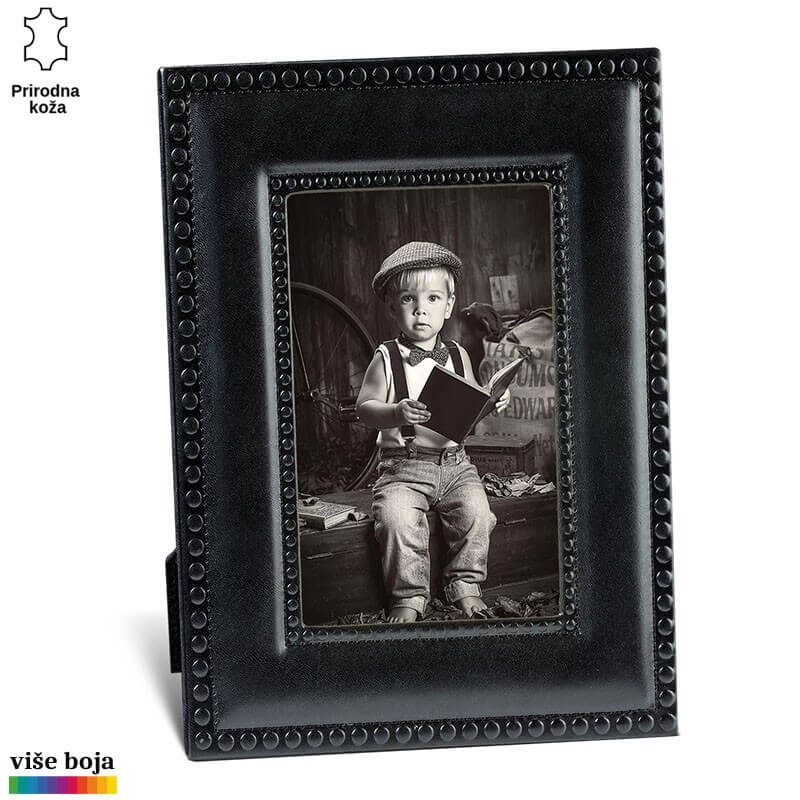 520-2-copy Crni kožni ram za fotografije marke Princ Leather sa ugraviranim kružnim detaljima; unutra se nalazi crno-bela fotografija dečaka u retro odeći koji drži otvorenu knjigu.
