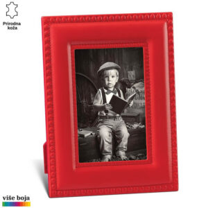 FOTO RAM OD KOŽE 8 Crveni ram od prirodne kože sa crno-belim fotografijom dečaka koji sedi sa knjigom