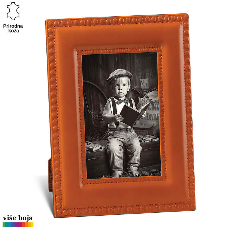 520-5-copy Narandžasti kožni ram za sliku Princ Leather sa crno-belim portretom dečaka koji drži knjigu