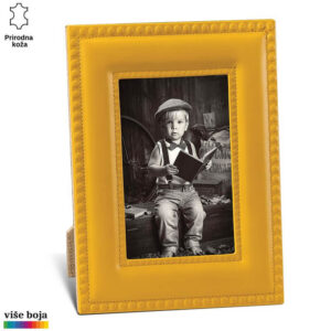 FOTO RAM OD KOŽE 18 Dečak u crno-beloj fotografiji unutar žutog kožnog rama od Princ Leather.