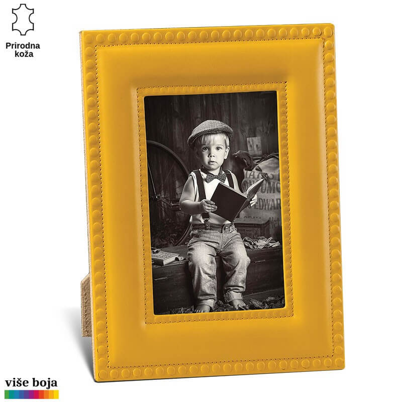 520-6-copy Dečak u crno-beloj fotografiji unutar žutog kožnog rama od Princ Leather.