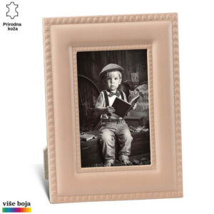 FOTO RAM OD KOŽE 2 Dečak sedi sa knjigom u elegantnom ramu od prave kože. Ram Princ Leather dostupan u više boja.