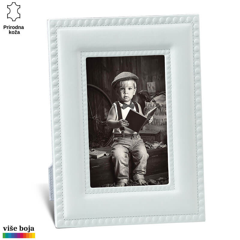 520-8-copy Elegantni ram za slike od prirodne kože brenda Princ Leather sa crno-belim motivom dečaka koji čita knjigu.