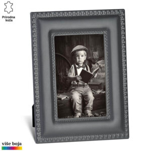 FOTO RAM OD KOŽE 14 Ram od prirodne kože sa umetničkom crno-belom fotografijom deteta koje sedi sa knjigom. Brend: Princ Leather.