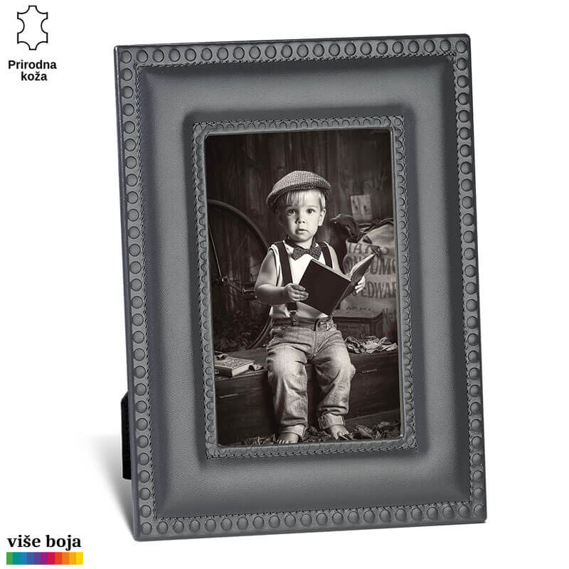 520-9-copy Ram od prirodne kože sa umetničkom crno-belom fotografijom deteta koje sedi sa knjigom. Brend: Princ Leather.