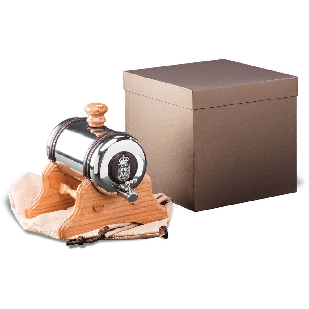 526.2 Princ Leather bure za sto od prohroma, zapremine 2l, sa drvenim postoljem i grbom srbije na prednjoj strani pored kutije u kojoj dolazi