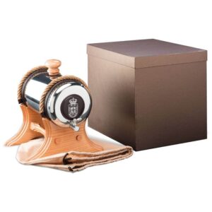 Princ Leather bure za sto od prohroma, zapremine 6l, sa drvenim postoljem i grbom srbije na prednjoj strani pored kutije u kojoj dolazi