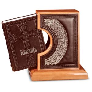 Princ Leather, biblija sa postoljem braon boje, sa kožnim detaljima i ispisanim tekstom na postolju