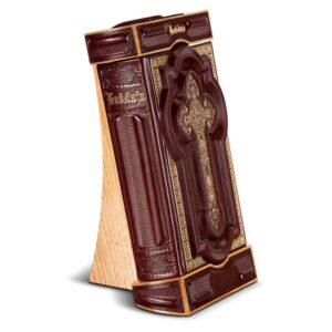 BIBLIJA SA POSTOLJEM ANTIQUE 2 Princ Leather, biblija sa postoljem antique model braon boje, drveno postolje ima oslonac od pozadi