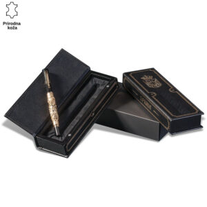 Hemijska olovka sa grbom Srbije zlatne boje, telo olovke je crne boje, postavljena u poklon kutiji crne boje