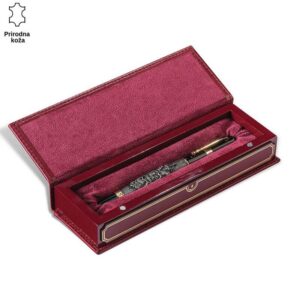 OLOVKA SA GRBOM CRNE GORE 3 Olovka u bordo kutiji brenda Princ Leather sa grbom Crne Gore.