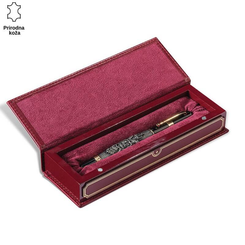 584b2-1 Olovka u bordo kutiji brenda Princ Leather sa grbom Crne Gore.