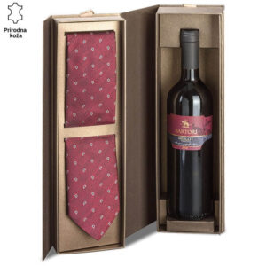 Boca crnog vina uz bordo kravatu u elegantnoj poklon kutiji.