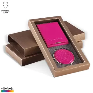 Elegantni set u kutiji koji se sastoji od roze futrole za kartice i ručnog ogledala marke Princ Leather