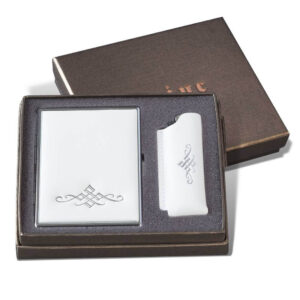 Bela kožna kutija i upaljač sa dekorativnim uzorkom u elegantnom pakovanju