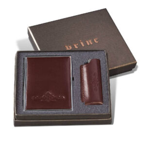 Elegantni set smeđeg kožnog novčanika i futrole za ključeve brenda Princ Leather u poklon kutiji.