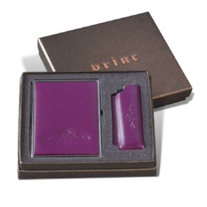Poklon set ljubičaste boje sa futrolom i kutijom za kartice brenda Princ Leather u elegantnoj kutiji.