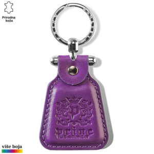 Ljubičasti kožni privezak sa stilizovanim logom brenda Princ Leather i metalnim prstenom na vrhu.