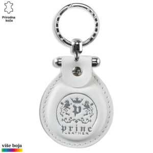 Beli kožni privesak sa logom brenda Princ Leather ugraviranim na prednjoj strani.