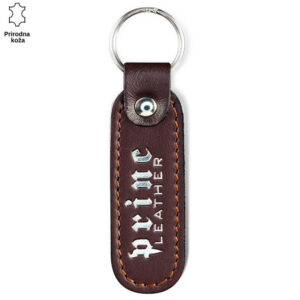 Smeđi kožni privezak sa vidljivim belim logotipom Princ Leather.