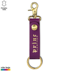 Kožni privezak ljubičaste boje sa zlatnim metalnim detaljima i nazivom brenda Princ Leather.
