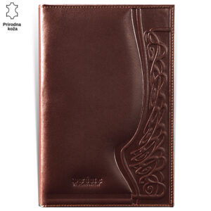 Smeđa kožna futrola sa dekorativnim reljefom i logotipom Princ Leather u donjem delu.