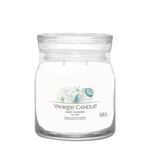 Staklena sveća Yankee Candle mirisa bebi pudera.