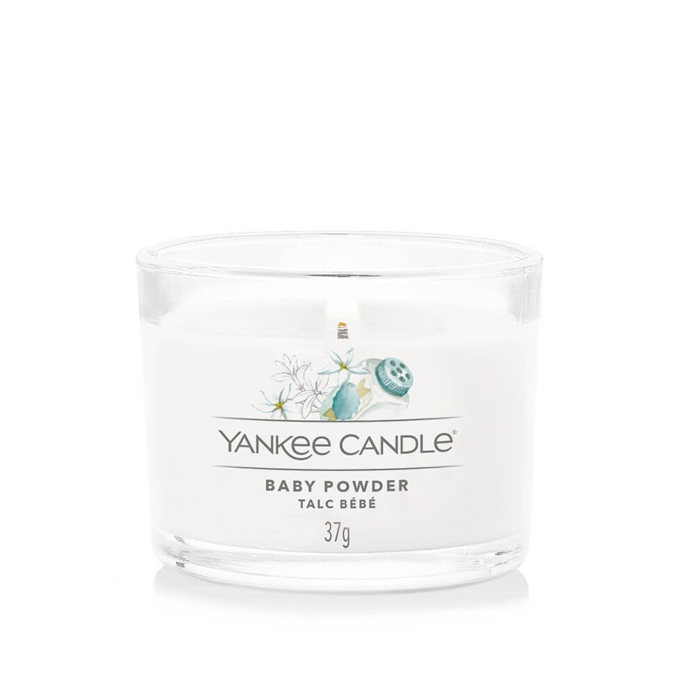 BABY-POWDER-6 Yankee Candle sveća sa mirisom bebi pudera od 37g u staklenoj posudi.