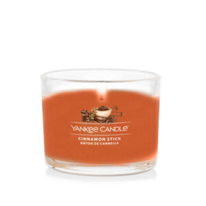 Yankee Candle staklena sveća sa mirisom cimeta.
